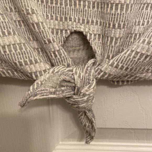 White and Grey patterned sweater - Picture 4 of 5